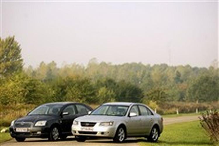Toyota Avensis (den mørke) og Hyundai Sonata - to biler på samme størrelse, men med vidt forskellige egenskaber. Foto: Peter Hove Olesen 