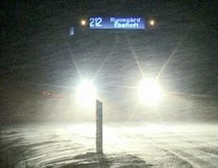 En bus kæmper sig frem gennem sneen i de tidlige morgentimer i Østjylland. - Foto: Localeyes 