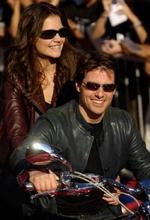 Tom Cruise ankommer sammen med kæresten Katie Holmes til premieren på filmen 'Klodernes Kamp'. - Arkivfoto: AP 