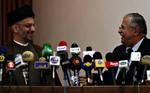 Forhandlinger i det bjergrige kurdiske område ved Dukan i Irak skal skabe grobund for en koalitionsregering. Den magtfulde shiamuslim Abdul Aziz al-Hakim (tv) mødtes med præsident Jalal Talabani. - Foto: AP 