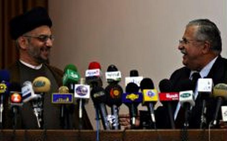Forhandlinger i det bjergrige kurdiske område ved Dukan i Irak skal skabe grobund for en koalitionsregering. Den magtfulde shiamuslim Abdul Aziz al-Hakim (tv) mødtes med præsident Jalal Talabani. - Foto: AP 