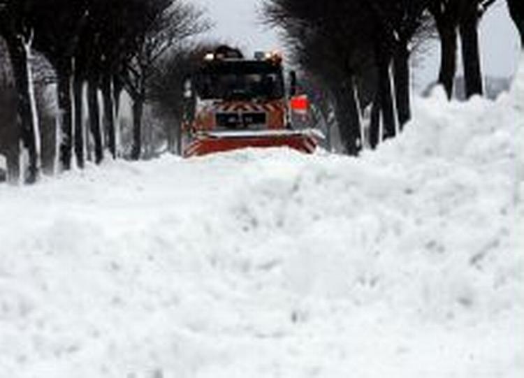 Hold afstand til snerydderne, advarer Vejdirektoratet. - Foto: AP 