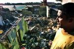28. januar 2005: I Sri Lanka betragter en mand resterne af sit og familiens hjem, der blev taget af tsunamien. - Foto: AP 