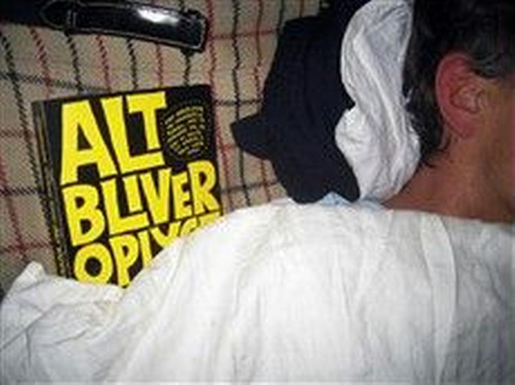 OPLYSNINGSTID. I skibsbiblioteket bør der også være plads til Jonathan Safran Foer. Dette eksemplar ejes af den sovende mand.   Foto: Pattypix 