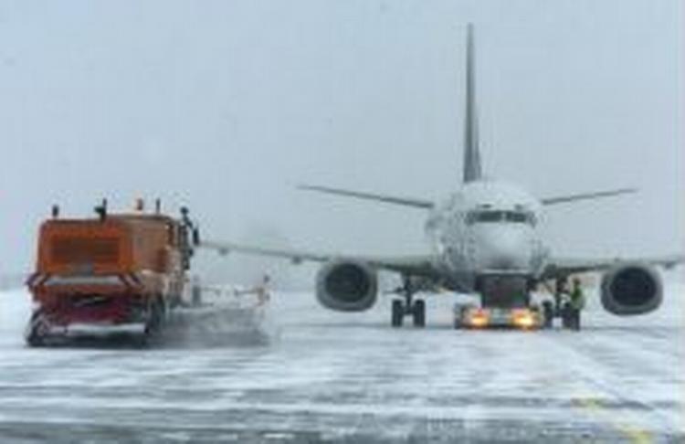Lufthavnen i den tyske by Dresden var lukket for flytrafik i flere timer under snestormen. - Foto: AP 