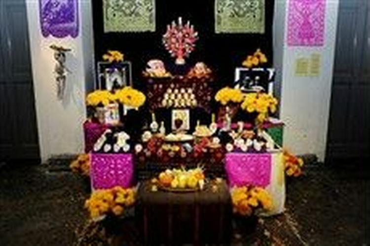 OFFERBORD. H.C. Andersen, Juan Rulfo og 15 medarbejdere fra den mexicanske ambassade troner her på alteret. Når udstillingen lukker, bliver de spist.   Foto: Martin Bubandt Jensen 