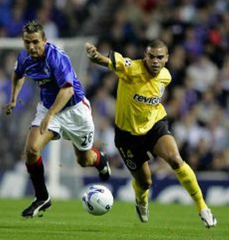 Peter Løvenkrands (tv.) - her fra Champions League kampen mod FC Porto. - Arkivfoto: AP 