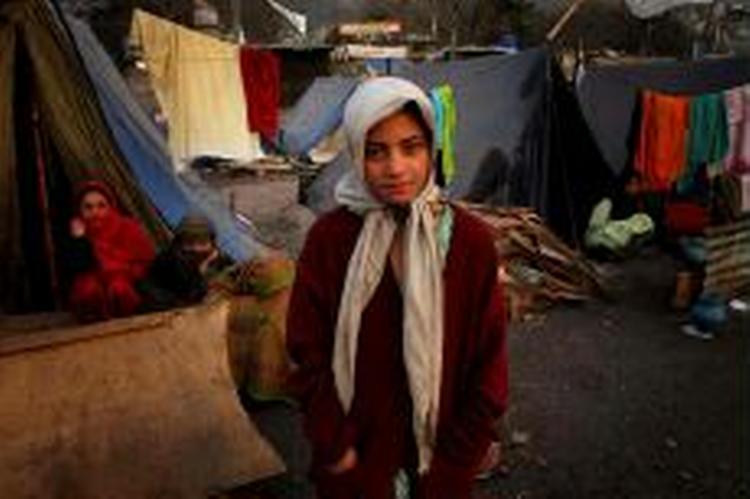 En pige uden for sit telt i en flygtningeby nærheden af Muzaffarabad. - Foto: AP 