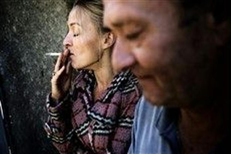 Rikke og Nick udnytter rygepauserne i Easyways lejlighed på Frederiksberg, inden gode argumenter skal få dem til at kvitte smøgen.   Foto: Miriam Dalsgaard 
