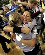 GOG s hollandske spiller Pearl van der Vissel omfavner holdkammeraten Malene Dalgaard efter at sejren over Viborg i pokalfinalen er en realitet.   Foto: Andreas Szlavik 