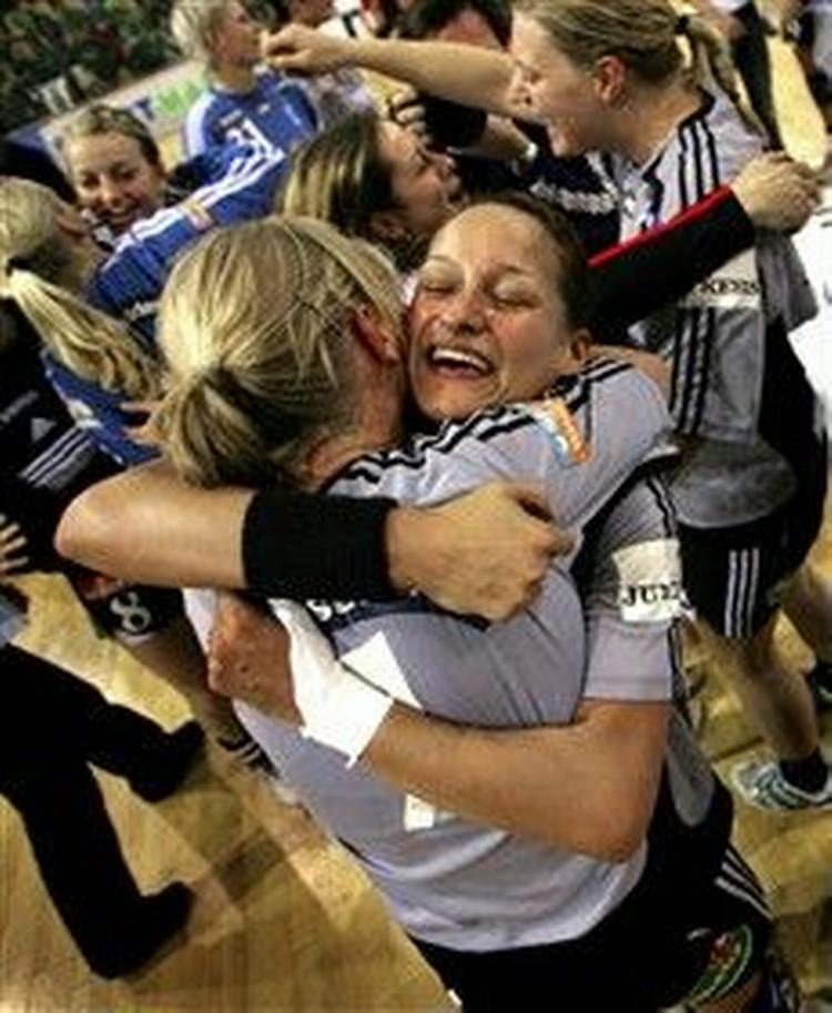 GOG s hollandske spiller Pearl van der Vissel omfavner holdkammeraten Malene Dalgaard efter at sejren over Viborg i pokalfinalen er en realitet.   Foto: Andreas Szlavik 
