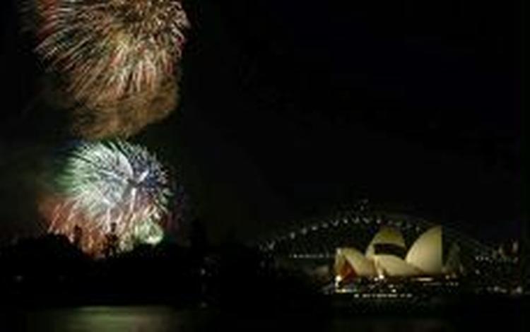 Australierne i Sydney er de første til at skyde Nytåret ind - Foto: AP 