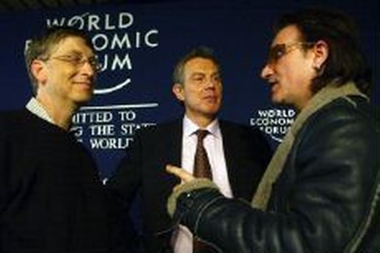 Rige erhvervsfolk og kunstnere er i stigende grad begyndt at blande sig i verdens uligheder - og dele ud af deres egen formue til godgørende formål. Her ses Bill Gates og Bono i snak med Storbritanniens premierminister Tony Blair (midt). - Foto: AP 