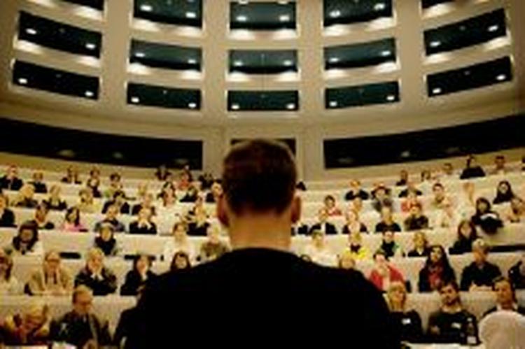 Handelshøjskolen i København har brugt for mange penge på flytning og nye møbler. Nu har skolen et kæmpe-underskud. - Arkivfoto: Mads Nissen 