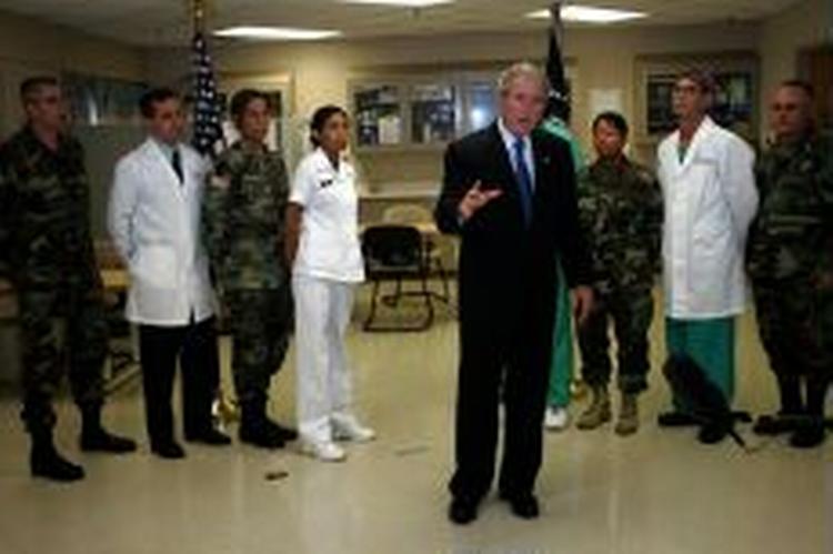 USA's præsident George W. Bush forsvarede i går på et hospital for sårede soldater i San Antonio den hemmelige aflytning af amerikanerne. - Foto: AP 