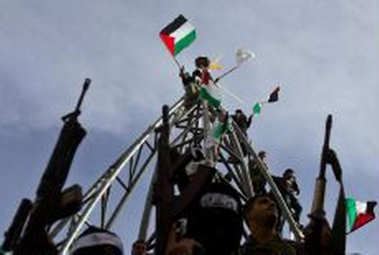 Militante palæstinensere sætter dagsordenen i Gaza med optøjer, vold og gidseltagninger. Det fik i dag omkring 200 betjente til at besætte flere regeringsbygninger. - Foto: AP 