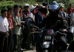 Subcommandante Marcos på vej til fest i San Cristobal de las Casas. På styret anes »EZLN«, navnet på bevægelsens væbnede gren. - Foto: AP 