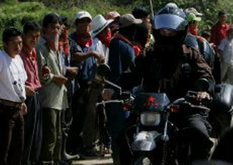 Subcommandante Marcos på vej til fest i San Cristobal de las Casas. På styret anes »EZLN«, navnet på bevægelsens væbnede gren. - Foto: AP 