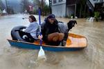 Beboerne i Guerneville i Californien kommer rundt i byen med kano. Men stormen og regnen er nu på vej mod syd. - Foto: AP 