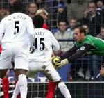 Målmand Reyna fumlede og Jaidi kunne bringe Bolton foran 1-0. - Foto: AP. 