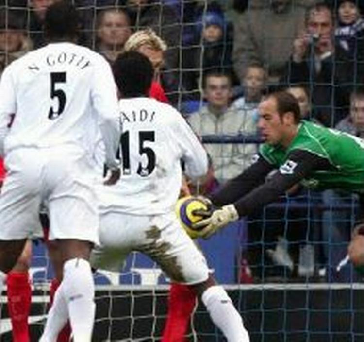 Målmand Reyna fumlede og Jaidi kunne bringe Bolton foran 1-0. - Foto: AP. 