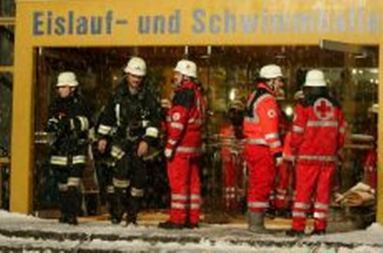 Brandfolk og betjente arbejder på at finde overlevende i den sammenstyrtede hal. - Foto: AP 