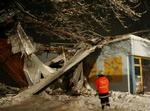 Redningsarbejdet besværliggøres af aftenens snefald. - Foto: AP 