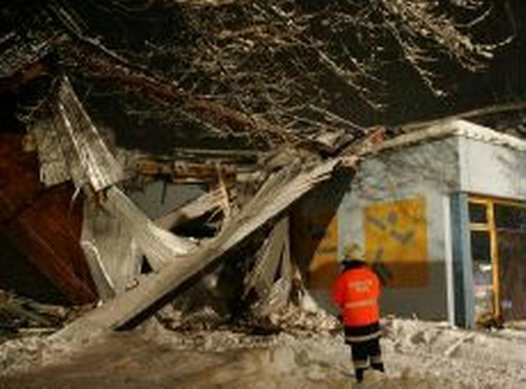 Redningsarbejdet besværliggøres af aftenens snefald. - Foto: AP 