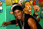Den ægte Ronaldinho - og tegneserieudgaven - deltager i et pressemøde i Porto Alegre. - Foto: AP 
