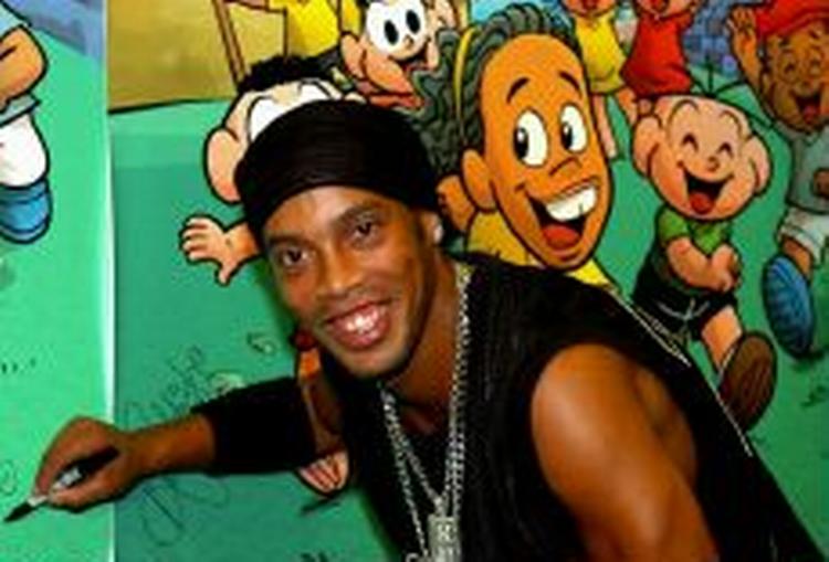 Den ægte Ronaldinho - og tegneserieudgaven - deltager i et pressemøde i Porto Alegre. - Foto: AP 