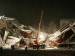 Myndighederne får hjælp fra en 20 ton tung kran, men redningsarbejdet er vanskeliggjort af fortsat snefald. - Foto: AP 