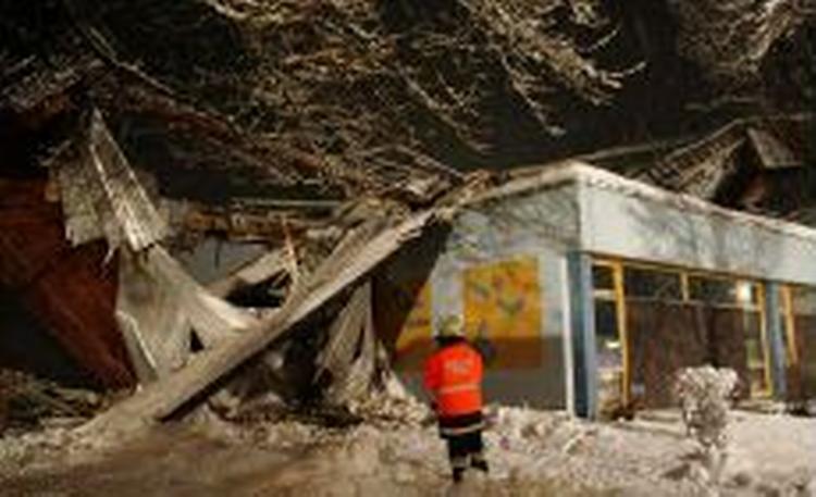 Mindst 11 er omkommet efter en ulykke i en skøjtehal i den tyske by Bad Reichenhall - Foto: AP 
