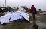 Sneen får nogle steder i Kashmir teltene til at brase sammen og andre steder oversvømmes teltlejrene af regn og mudder. - Foto: AP 