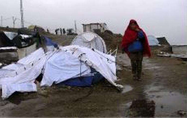 Sneen får nogle steder i Kashmir teltene til at brase sammen og andre steder oversvømmes teltlejrene af regn og mudder. - Foto: AP 