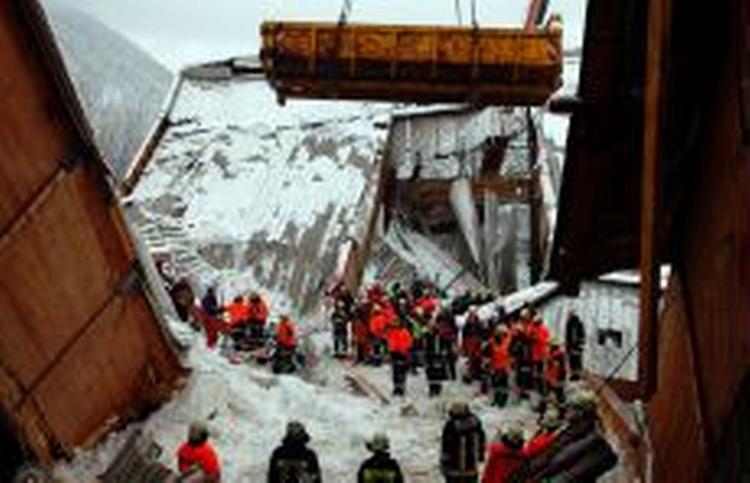 Redningsfolk ved skøjtehallen i Tyskland forsøger at fjerne bygningsrester for at komme de overlevende til undsætning. - Foto: AP 