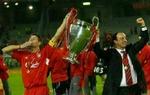 Liverpools anfører Steven Gerrard løfter trofæet efter finalesejren over Milan. - Arkivfoto: AP 