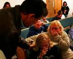 Guvernør Joe Manchin trøster pårørende i en kirke nær minen. - Foto: AP 