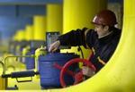Ukrainsk gasarbejder lukker op for hanerne. - Foto: AP 