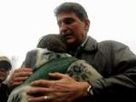 Guvernør Joe Manchin omfavner en pårørende. - Foto: AP 