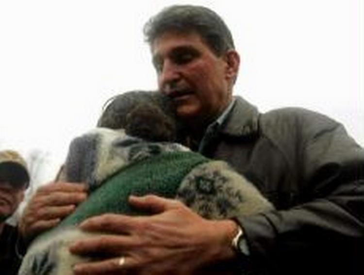 Guvernør Joe Manchin omfavner en pårørende. - Foto: AP 