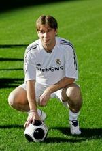 23-årige Cassano er klar til at trække i den hvide Madrid-trøje. - Foto: AP 