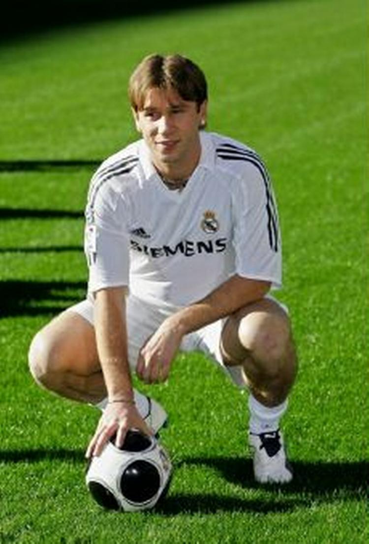 23-årige Cassano er klar til at trække i den hvide Madrid-trøje. - Foto: AP 