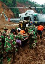 Indonesiske soldater og redningsarbejdere har travlt med at bjærge ligene, der ligger begravet i mudder. - Foto: AP 