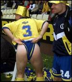 Et opslag i Politikens fotodatabase antyder, at det herhjemme særligt er fodboldfans, der holder af at 'moone'. Her er det en Herfølge-fan, der viser ballerne til fotografen. - Arkivfoto: Lars Poulsen 