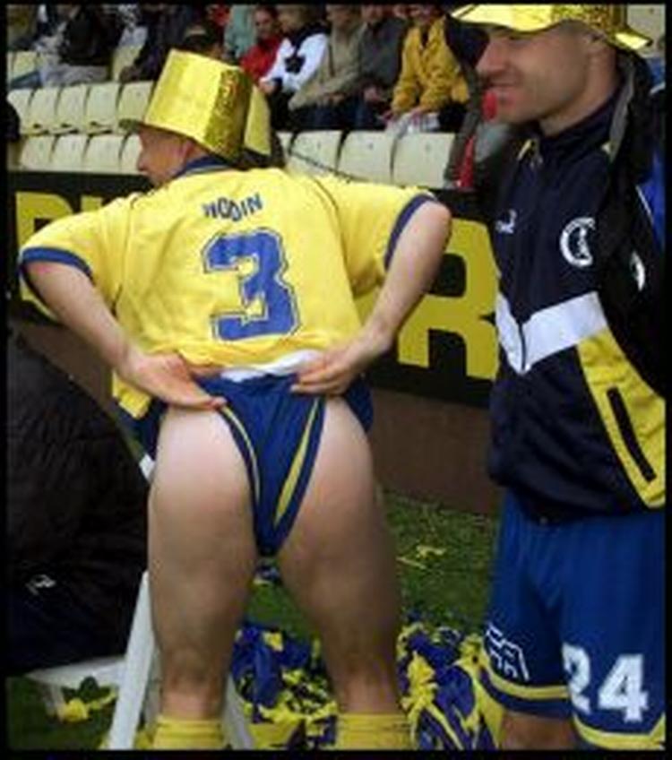 Et opslag i Politikens fotodatabase antyder, at det herhjemme særligt er fodboldfans, der holder af at 'moone'. Her er det en Herfølge-fan, der viser ballerne til fotografen. - Arkivfoto: Lars Poulsen 
