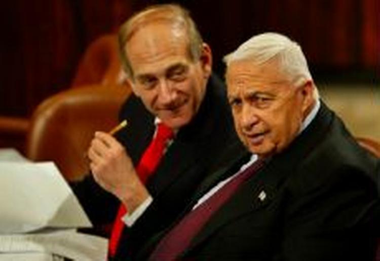Ariel Sharon lå sent i aftes i respirator på et sygehus i Jerusalem. - Arkivfoto: AP 