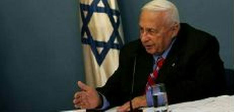 Israels premierminister Ariel Sharon er stadig på operationsbordet - Foto: AP 