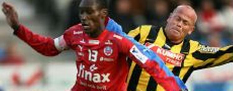 Atiba Hutchinson i nærkamp med Stig Tøfting i sidste sæson. - Arkivfoto: Polfoto. 