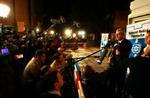 Direktøren for Hadassah-hospitalet, professor Shlomo Mor Yosef, orienterer pressen om Sharons tilstand. - Foto: AP 