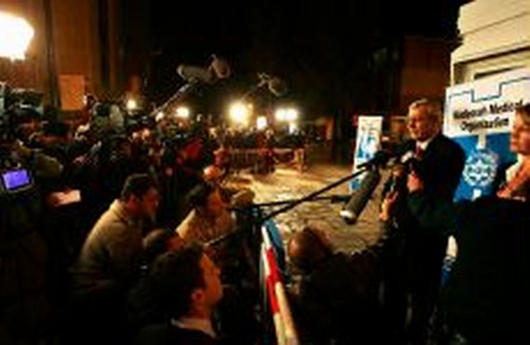 Direktøren for Hadassah-hospitalet, professor Shlomo Mor Yosef, orienterer pressen om Sharons tilstand. - Foto: AP 